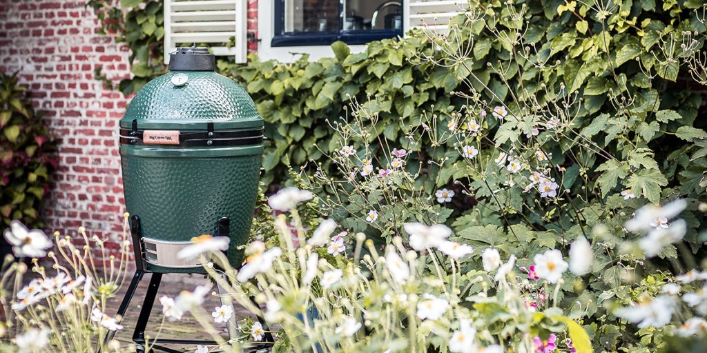 ein Big Green Egg Grill Medium im Garten