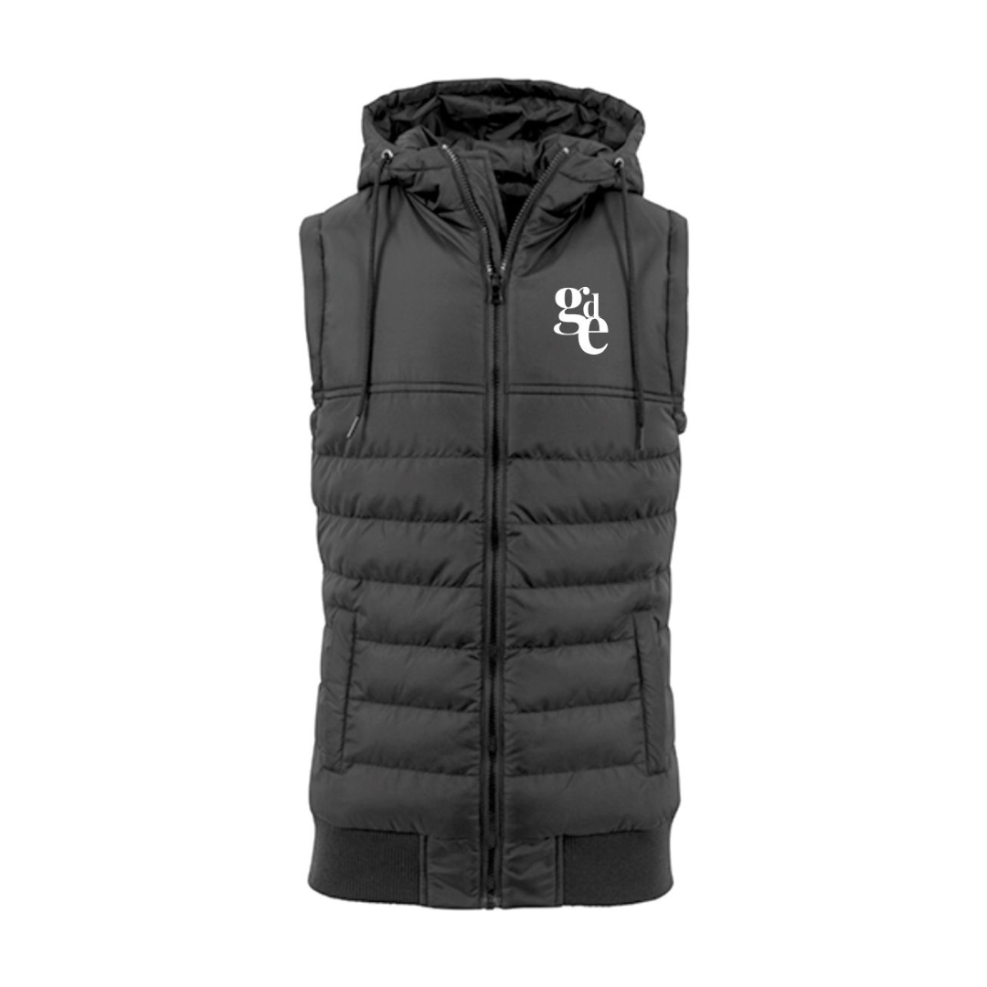  Stylische Ärmellose Jacke "BYB Bubble Vest" in Schwarz, mit Kapuze und verschließbaren Seitentaschen mit einem weißen GDE Aufdruck auf der linken Brust