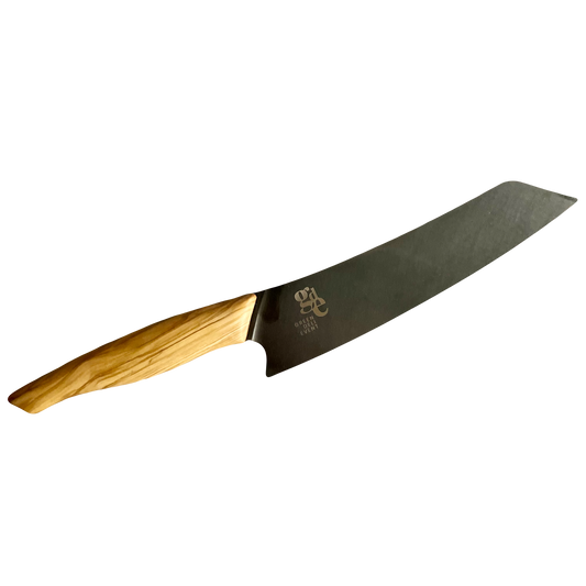 Ein Messer mit schwarzer Klinge die 20cm lang ist und einem Olivenholz Griff